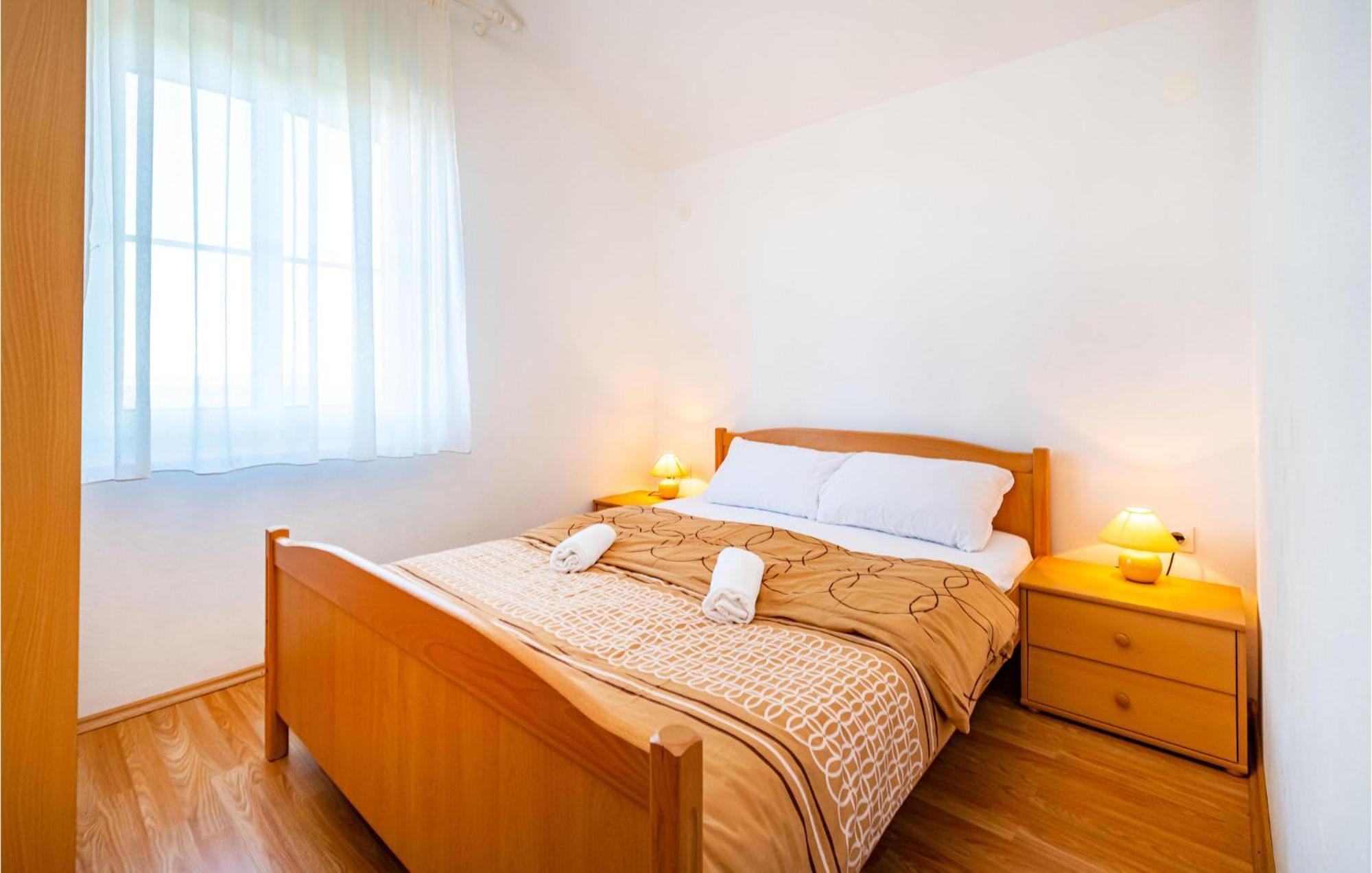 2 Bedroom Amazing Apartment In Nevidane Luaran gambar