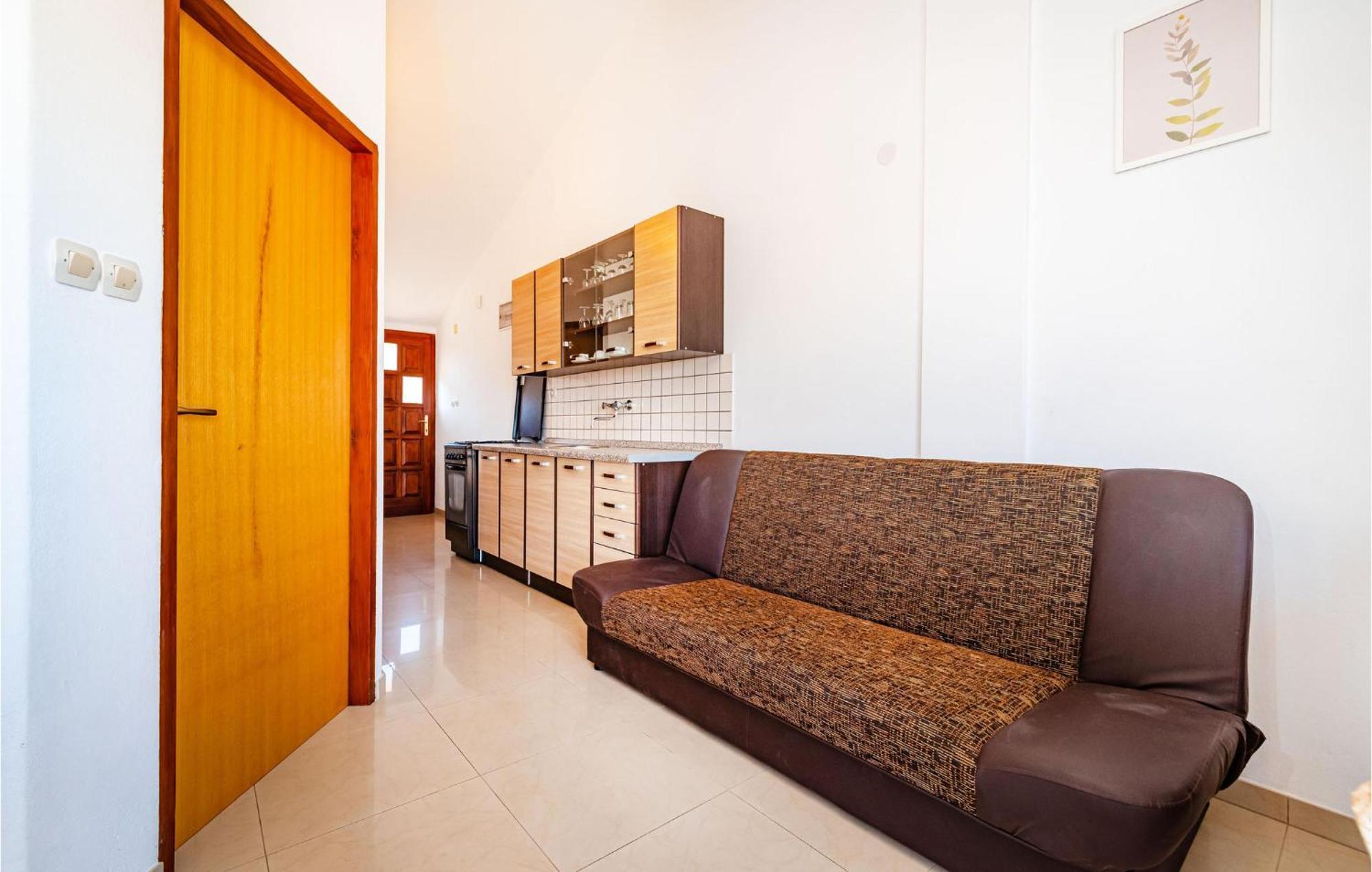 2 Bedroom Amazing Apartment In Nevidane Luaran gambar