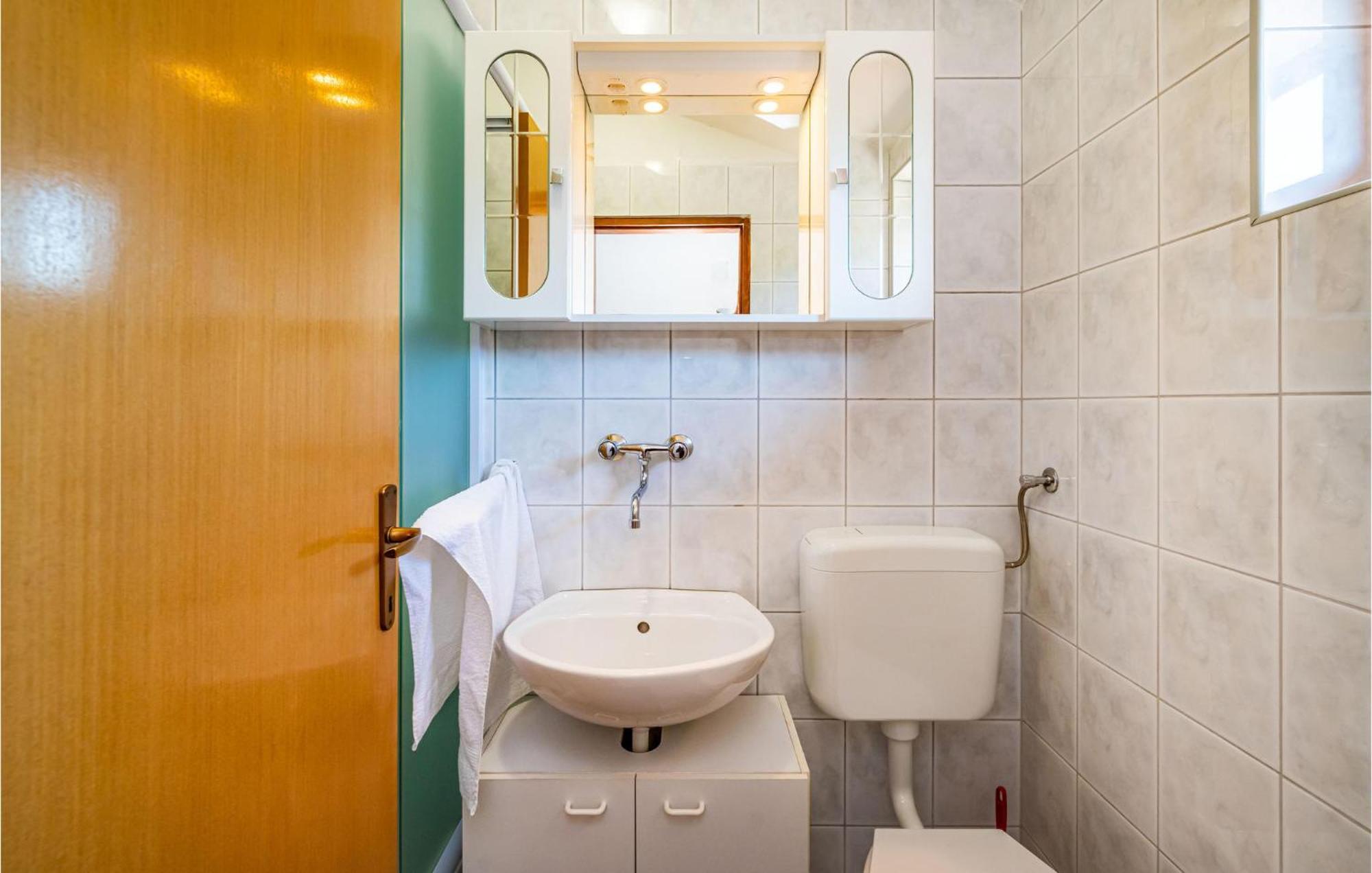 2 Bedroom Amazing Apartment In Nevidane Luaran gambar