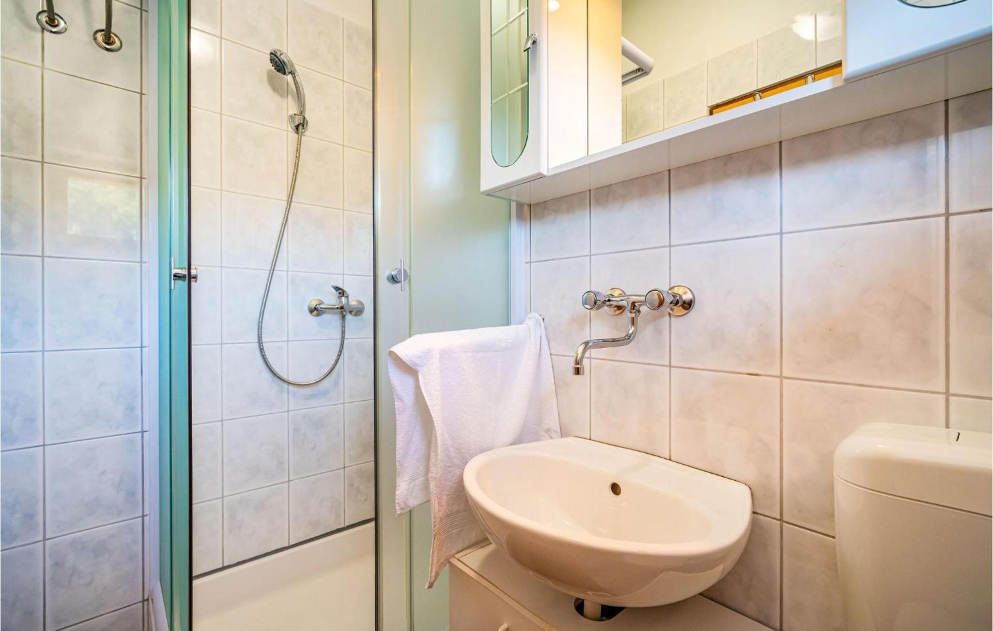 2 Bedroom Amazing Apartment In Nevidane Luaran gambar