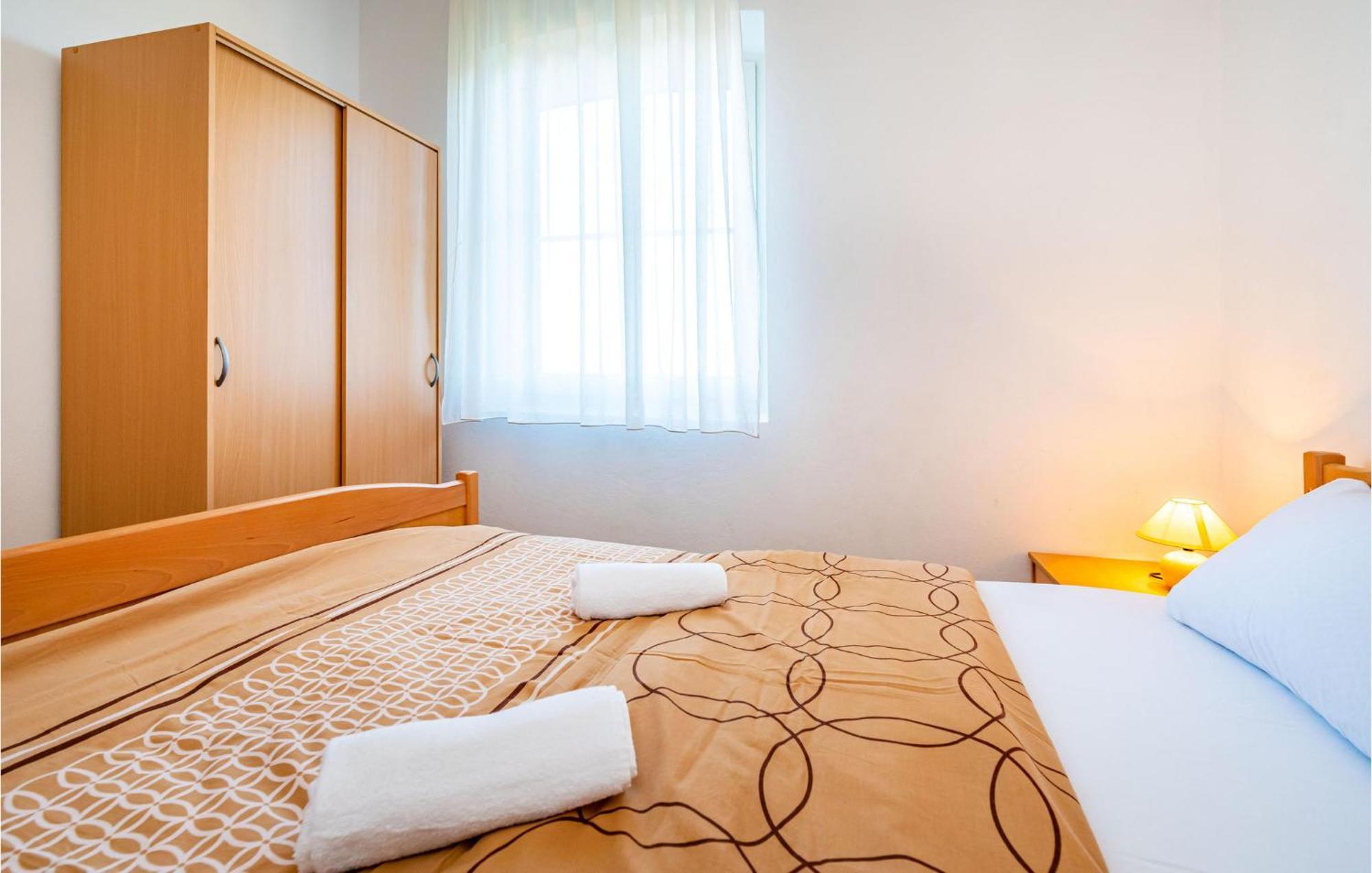 2 Bedroom Amazing Apartment In Nevidane Luaran gambar