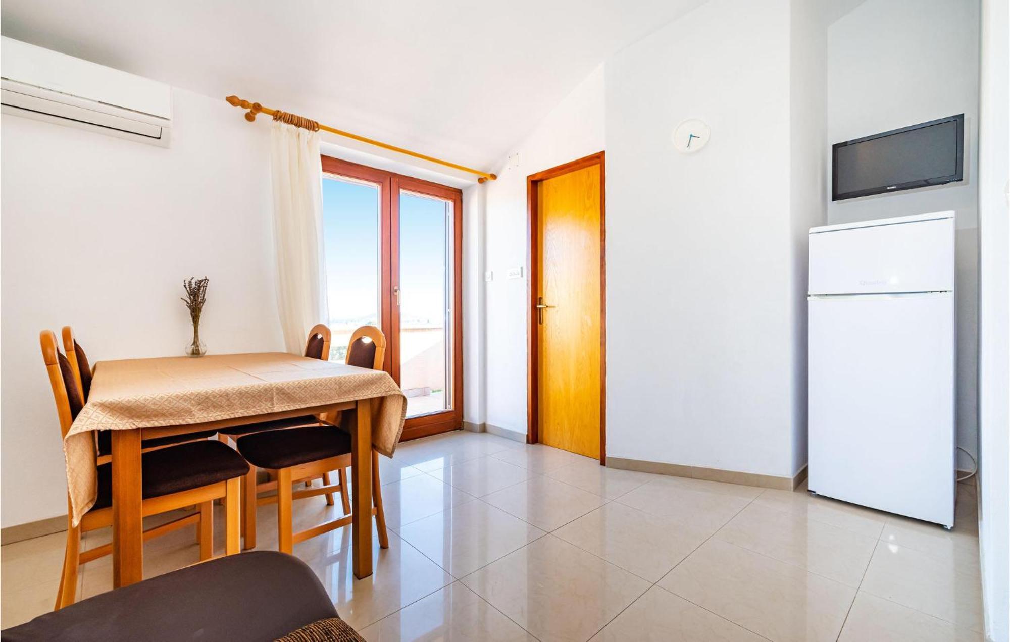 2 Bedroom Amazing Apartment In Nevidane Luaran gambar