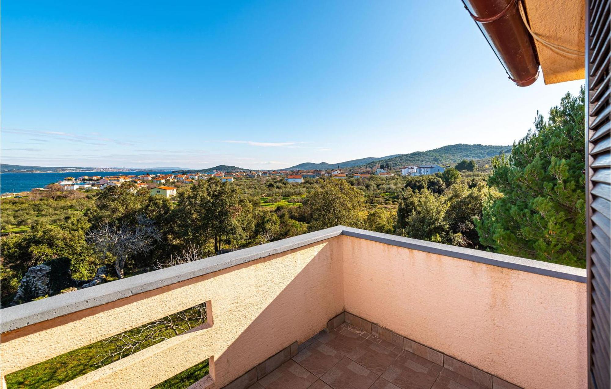 2 Bedroom Amazing Apartment In Nevidane Luaran gambar